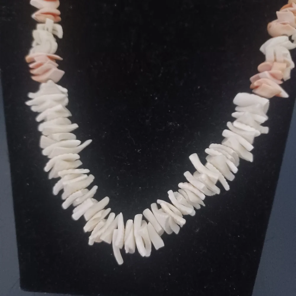 Vintage Shell and wood Bead Necklace - Picture 5 of 8